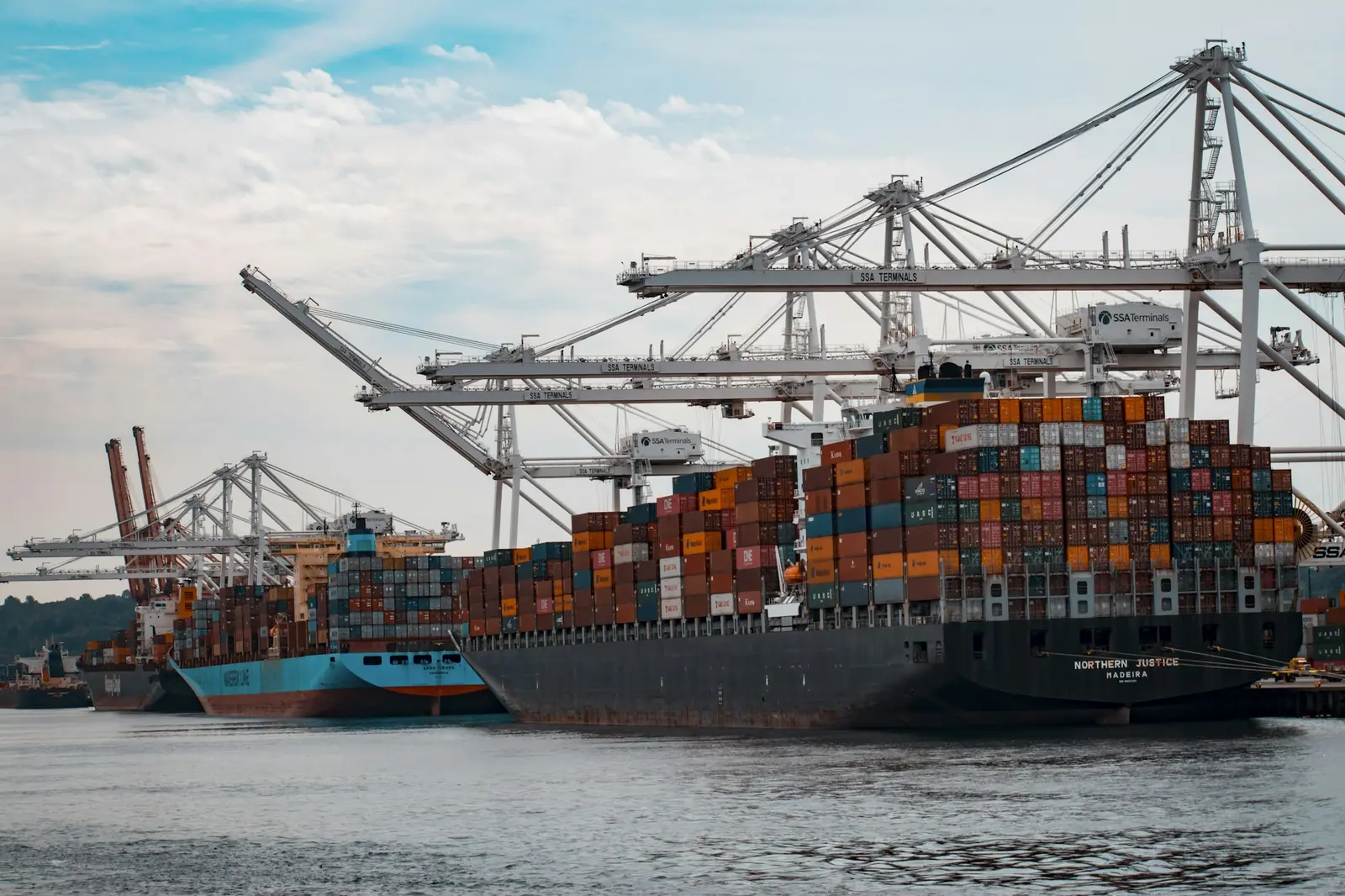 Containerschiffe an einem Terminal mit Containerbrücken, Symbolbild